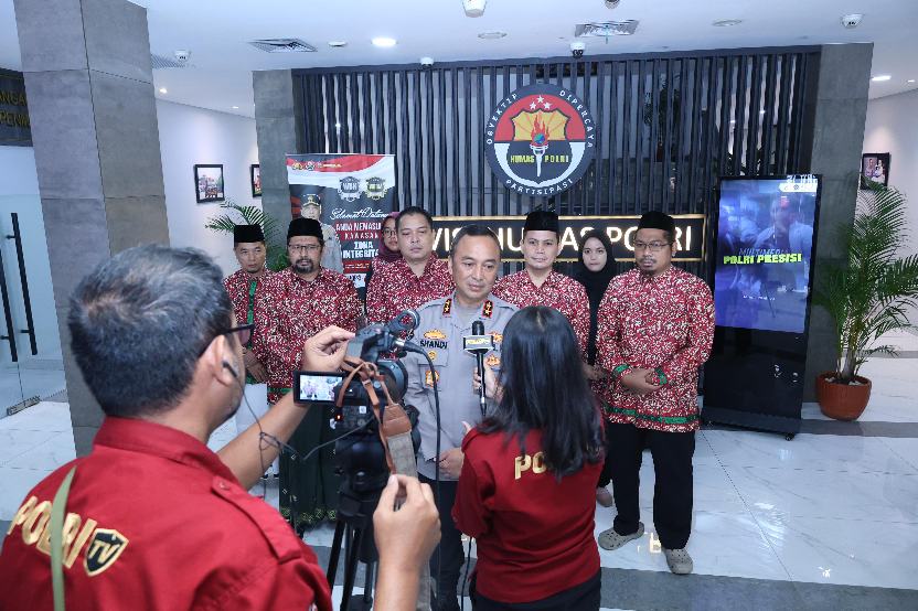 Hari Jadi Humas Polri Ke-73, Kadiv Humas Beri Apresiasi Personel dan Media Berangkat Umroh - Swarakaltim.com