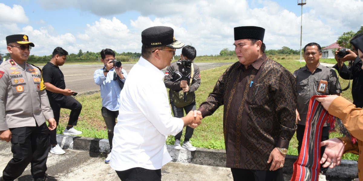 Menjelang Pilkada, Pj. Gubernur Kaltim, Akmal Malik, Meninjau Persiapan Logistik KPUD Kubar dan Mahulu